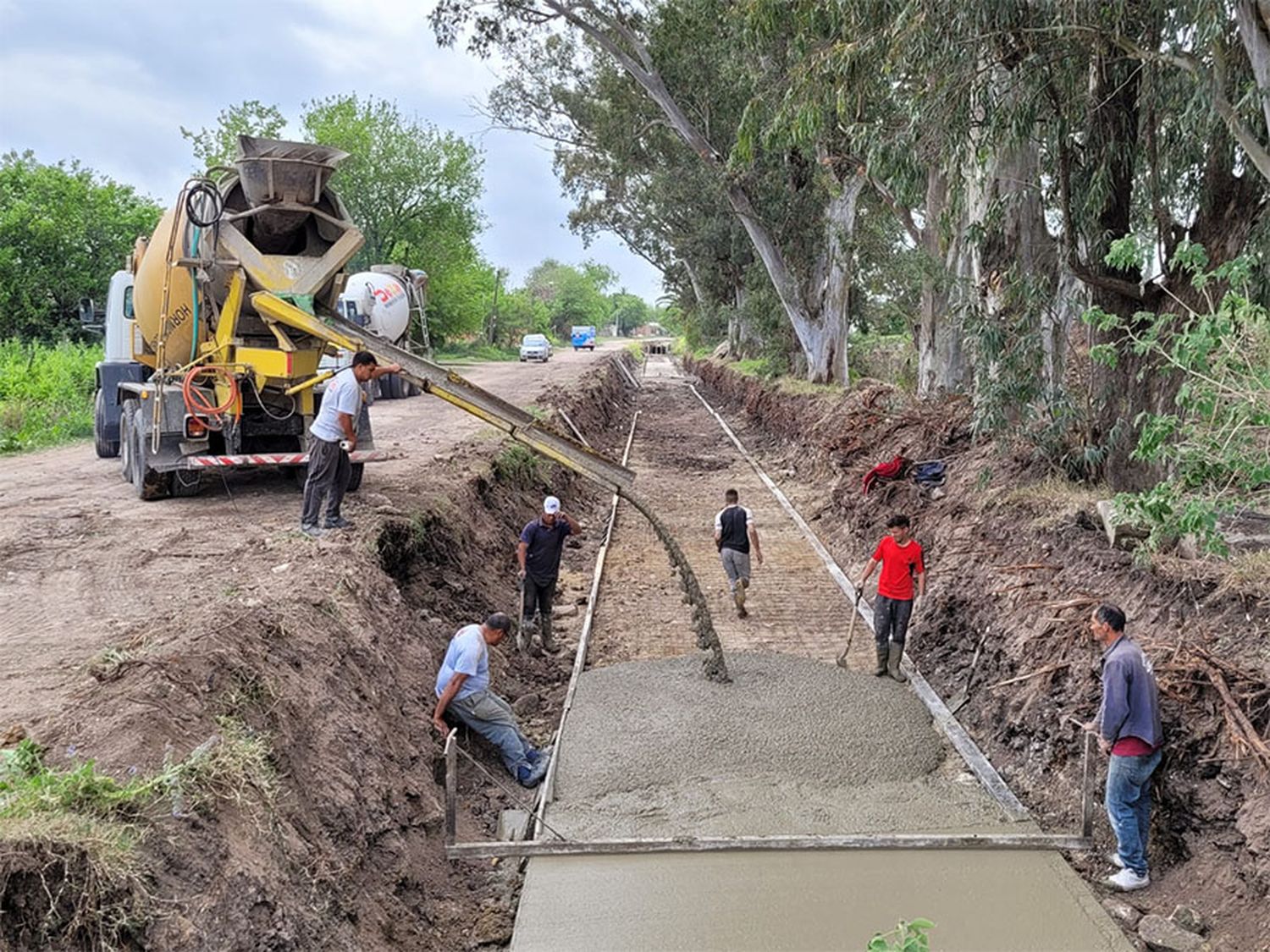 La construcción del canal de desagües pluviales se realiza sobre toda la extensión de calle Los Troperos (entre la calle Güemes y calle Las Tropas).