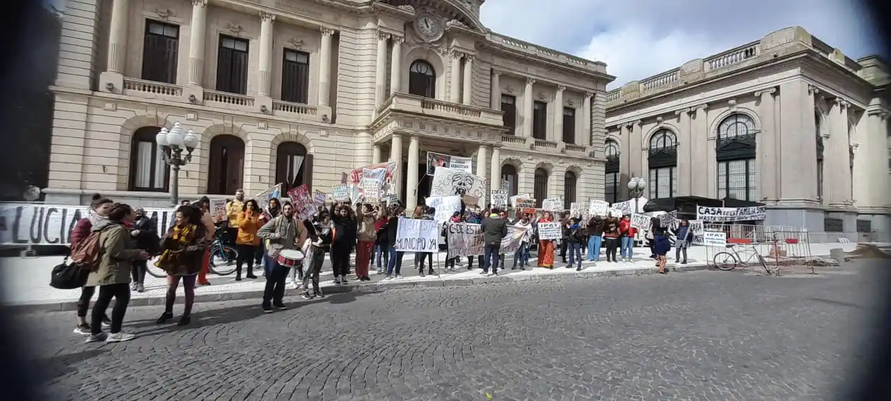 La comunidad del IPAT se movilizó para exigir una mesa de diálogo