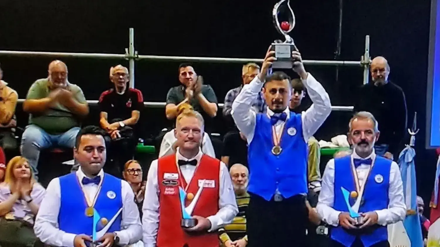 Fue alumno de Néstor Gómez. Antonio Lamanna levanta el trofeo de Campeón del Mundo