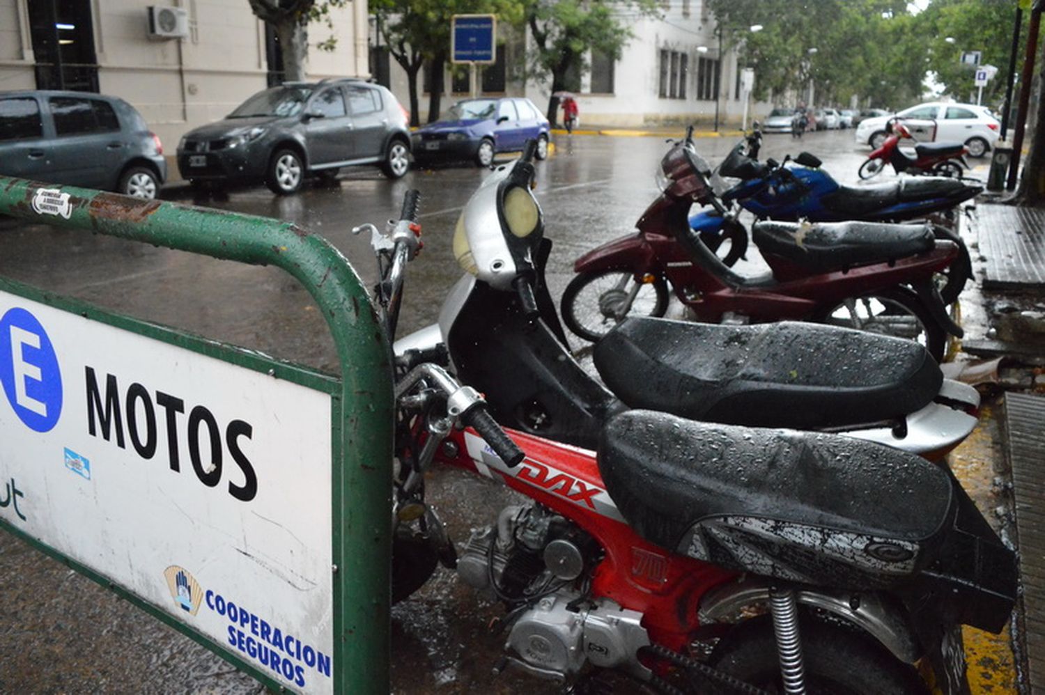 Con traba volante o con candado, igualmente los hechos no se detienen.