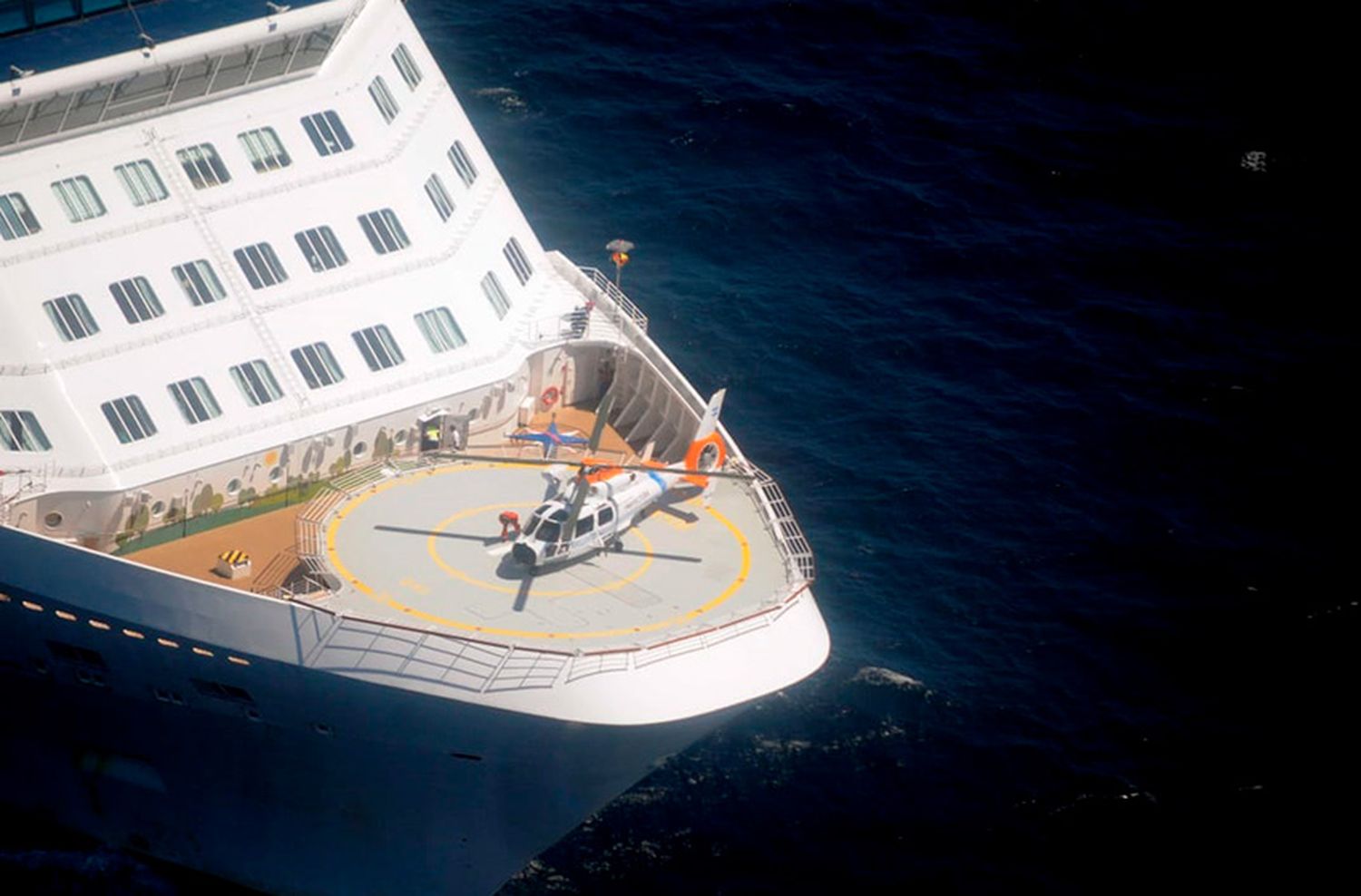 Prefectura aeroevacuó a dos pasajeros de un crucero