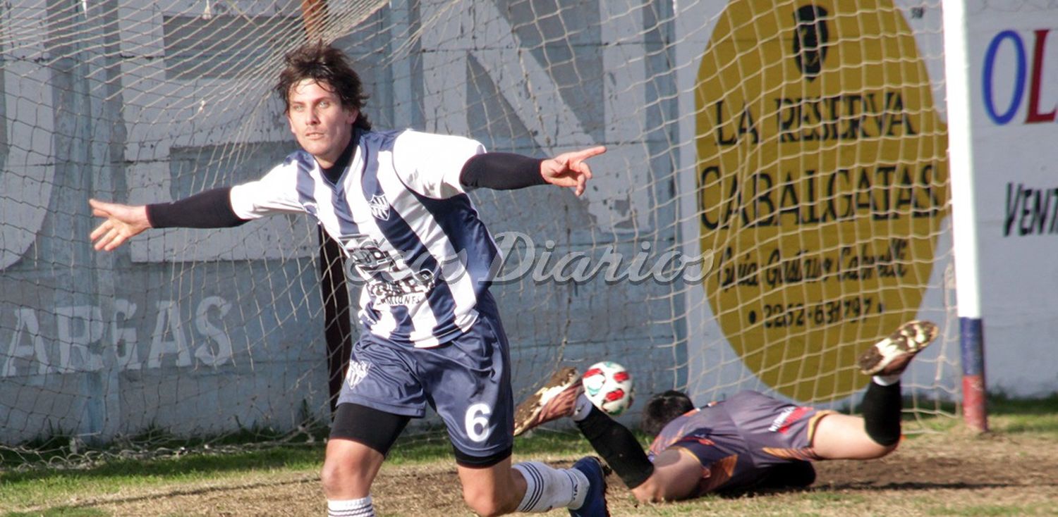 Festejo. Emiliano Giudicatte celebra su tanto. El arquero Antonio lo sufre