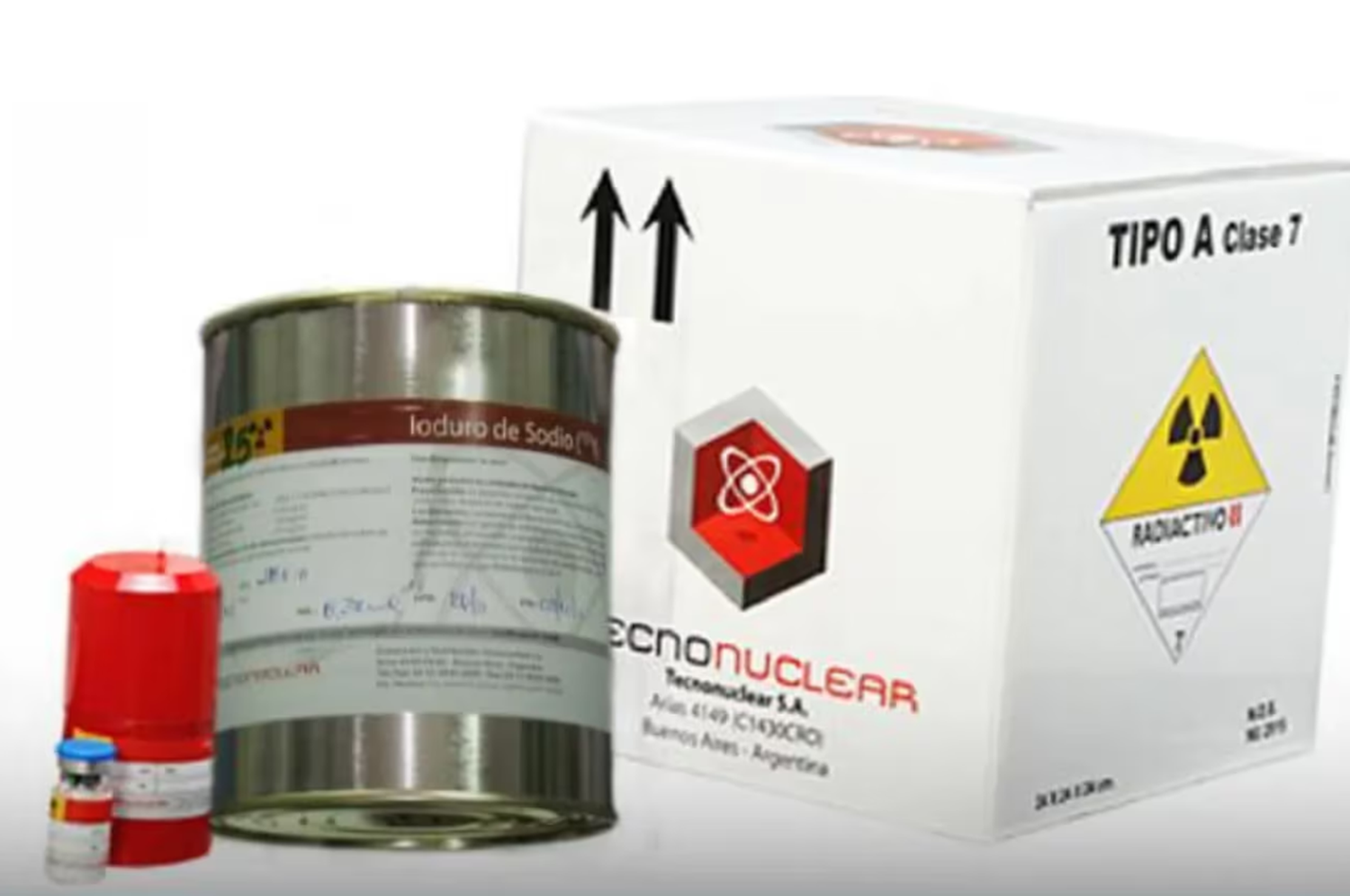 un bulto con material radioactivo utilizado en medicina, contenido en una caja de cartón blanca con la inscripción “Tecnonuclear”.