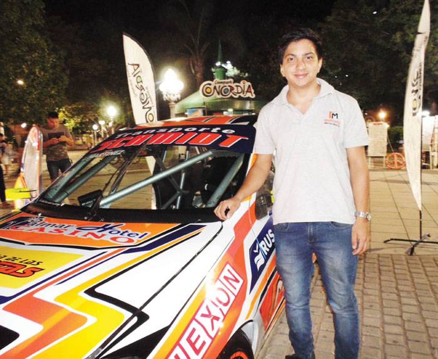 Luciano Martínez presentó  su nuevo auto en la  Plaza 25 de Mayo