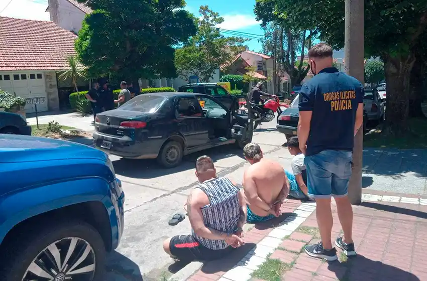 Interceptan un auto en el que trasladaban drogas: un dato clave abrió el operativo