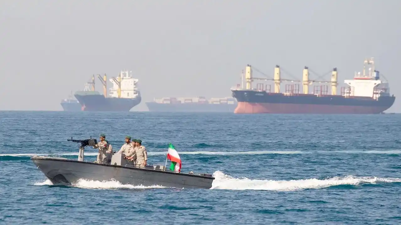 Irán afirma tener el “control total” de Ormuz y amenaza con un “torbellino mortal”