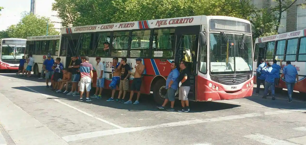 Vigilia de colectiveros por la suba del boleto