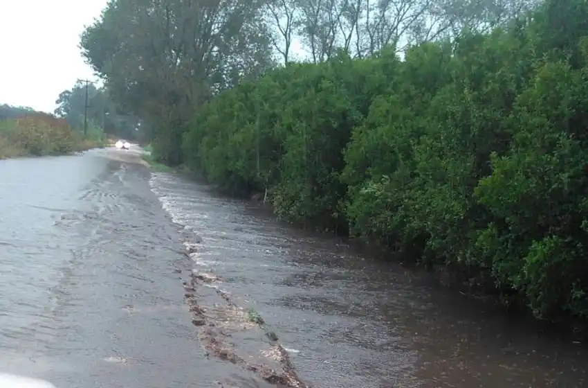 "Una máquina no alcanza para cubrir todos los caminos rurales destruidos"