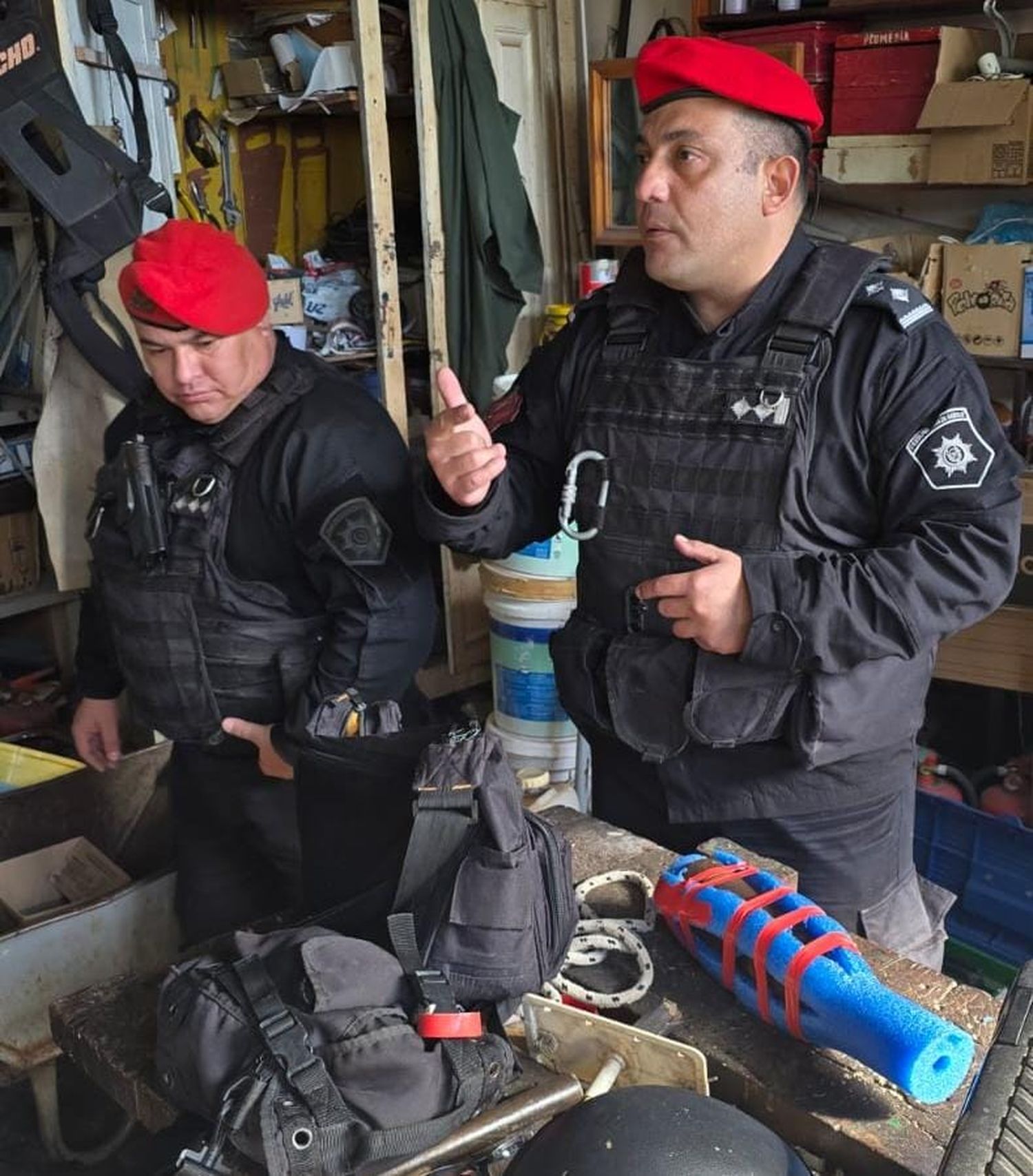 Un grupo de la mencionada Brigada procedió a iniciar las técnicas específicas para verificar el proyectil donde presuntamente estaría el material explosivo.