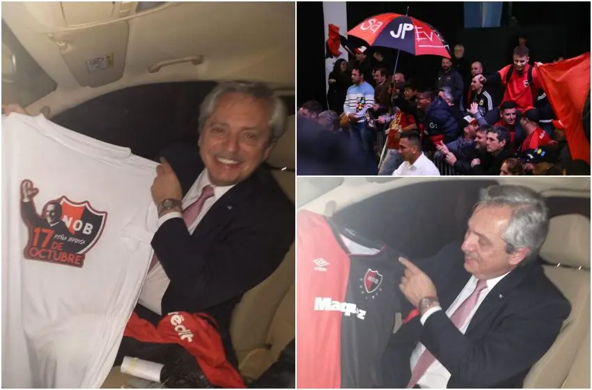 En su paso por Rosario, Alberto Fernández posó sonriente con la camiseta de Newell’s