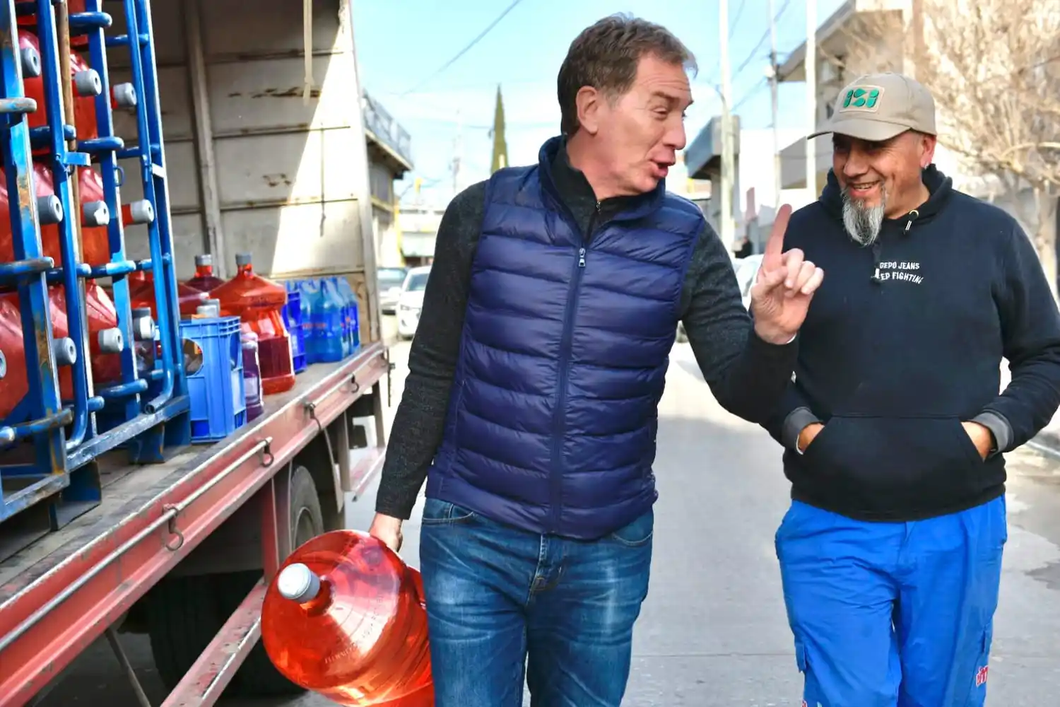 Santilli viajó en tren de madrugada, recorrió guardias de hospitales y pronosticó un triunfo “contundente”