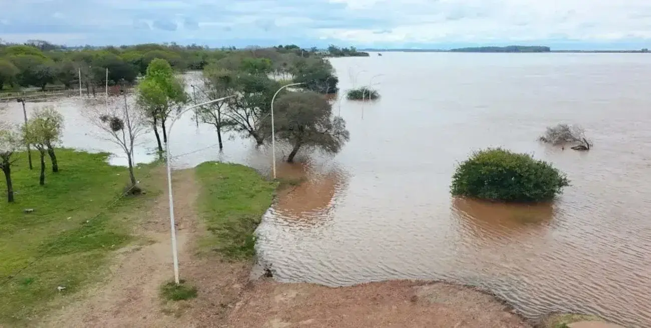Paso de los Libres superó el nivel de evacuación y hay decenas de afectados por la crecida del río Uruguay