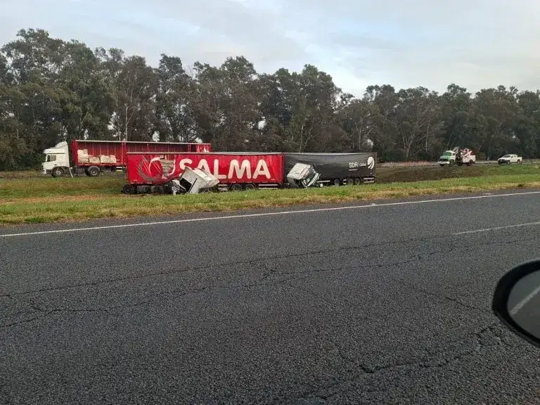Impactante accidente entre dos camiones en la Ruta 2: terminaron fuera de la calzada