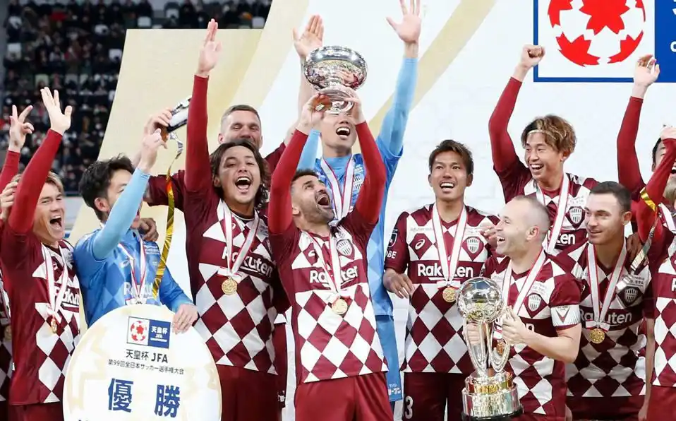 Iniesta se consagró en Japón y alcanzó a Messi