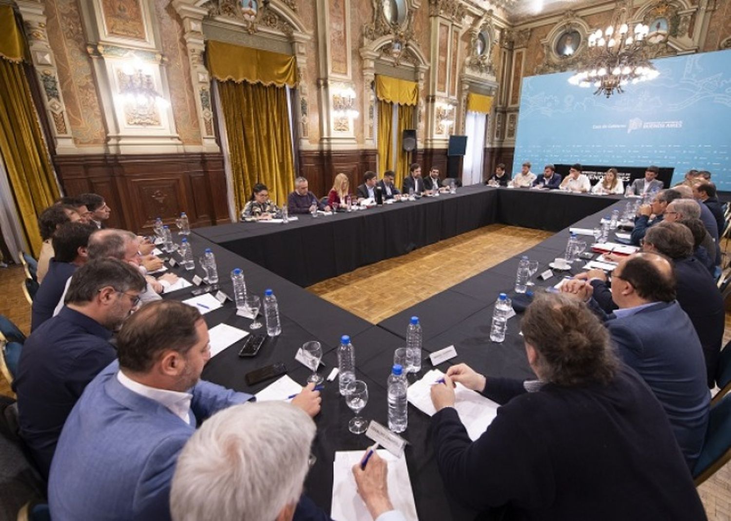 Kicillof se reunió con el Foro de Intendentes Radicales: "Nuestro compromiso es seguir avanzando con las obras públicas"