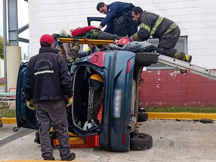 Lanús: Volcó cuando hacía el examen práctico para sacar la licencia de conducir