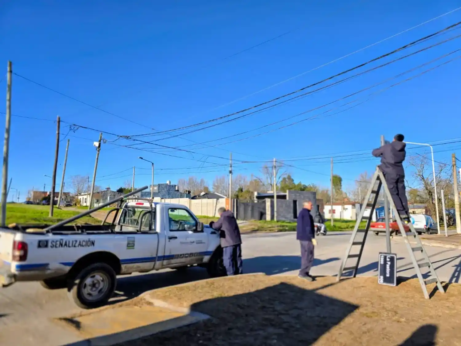 La iniciativa combina acciones sanitarias, trabajos de infraestructura, limpieza y mantenimiento de espacios verdes públicos.