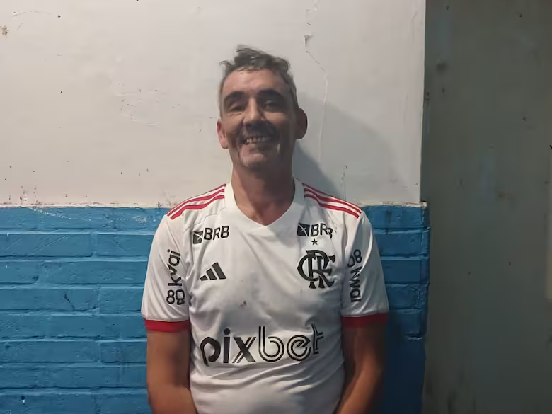 'Bebote' Álvarez, luego de ser detenido en los alrededores del estadio Libertadores de América; tras su amenaza en videos que circularon por internet, la policía evitó que se cruzaran los dos grupos de violentos.