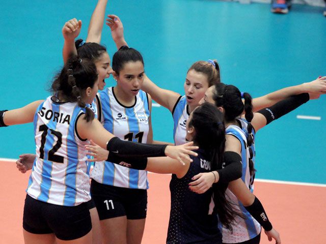 Azul Benítez y sus compañeras celebran uno de los puntos. 