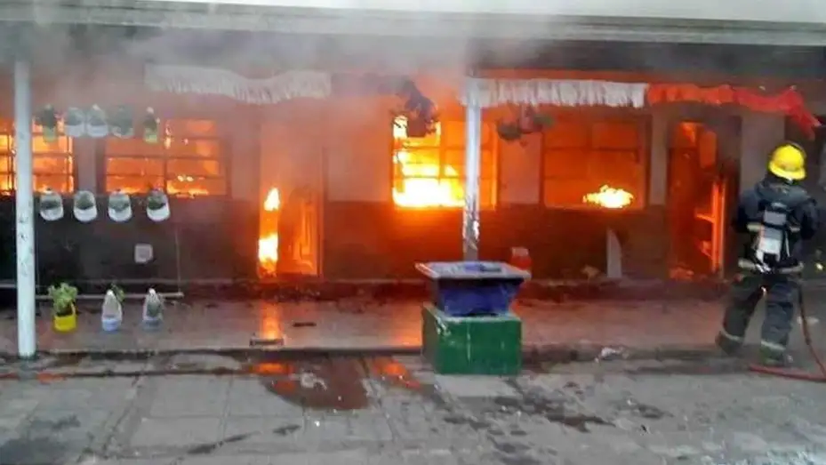 Dos demorados por el incendio en una escuela
