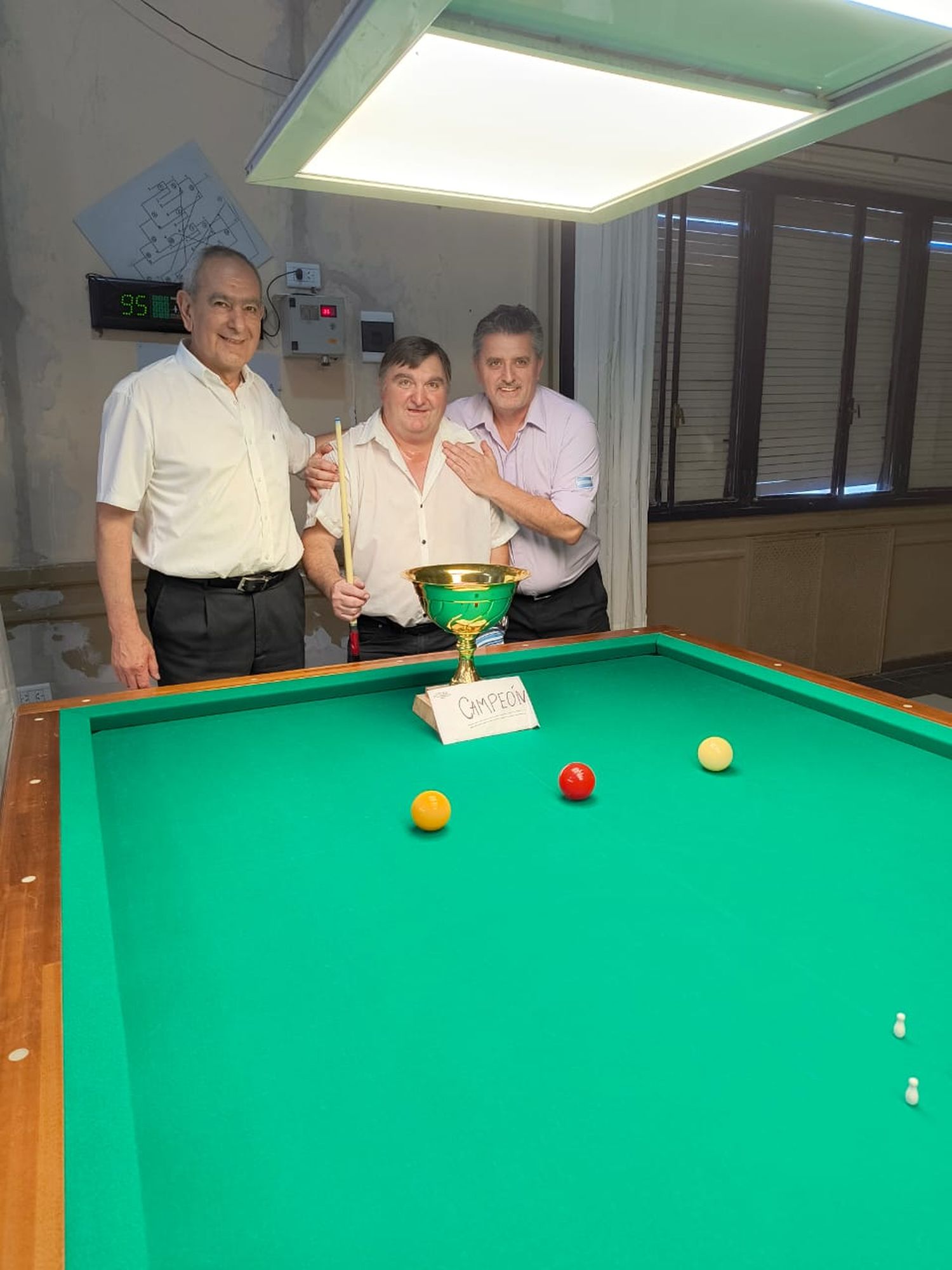 Luis Ponce y Rodolfo Moussou entregando el premio mayor a Claudio Javier Gómez, que jugó un gran campeonato para subir a lo más alto del podio.