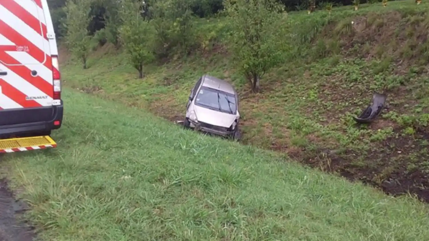 El Honda Fit terminó sobre la cuneta exterior de la autopista. Su conductor resultó ileso: