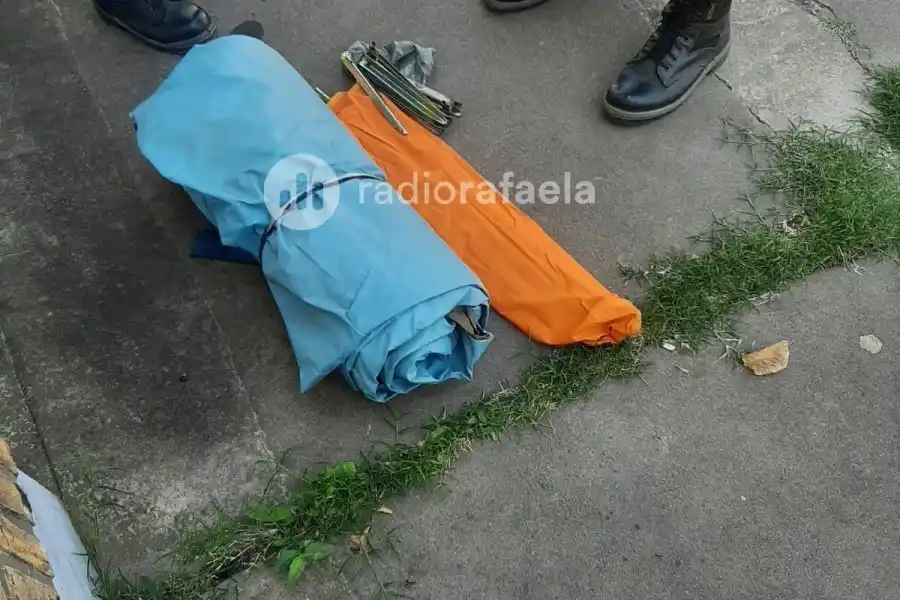 Aprehensión del sospechoso y secuestro de una carpa en el galpón de vecino