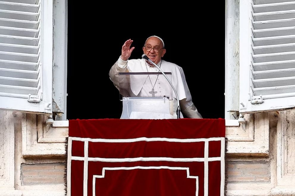 Como es tradición, ayer Francisco rindió homenaje a la Inmaculada en el centro de Roma.