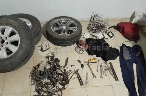 Operativo cerrojo: por un robo en un taller mecánico, alcanzaron a un remis y detuvieron a dos personas