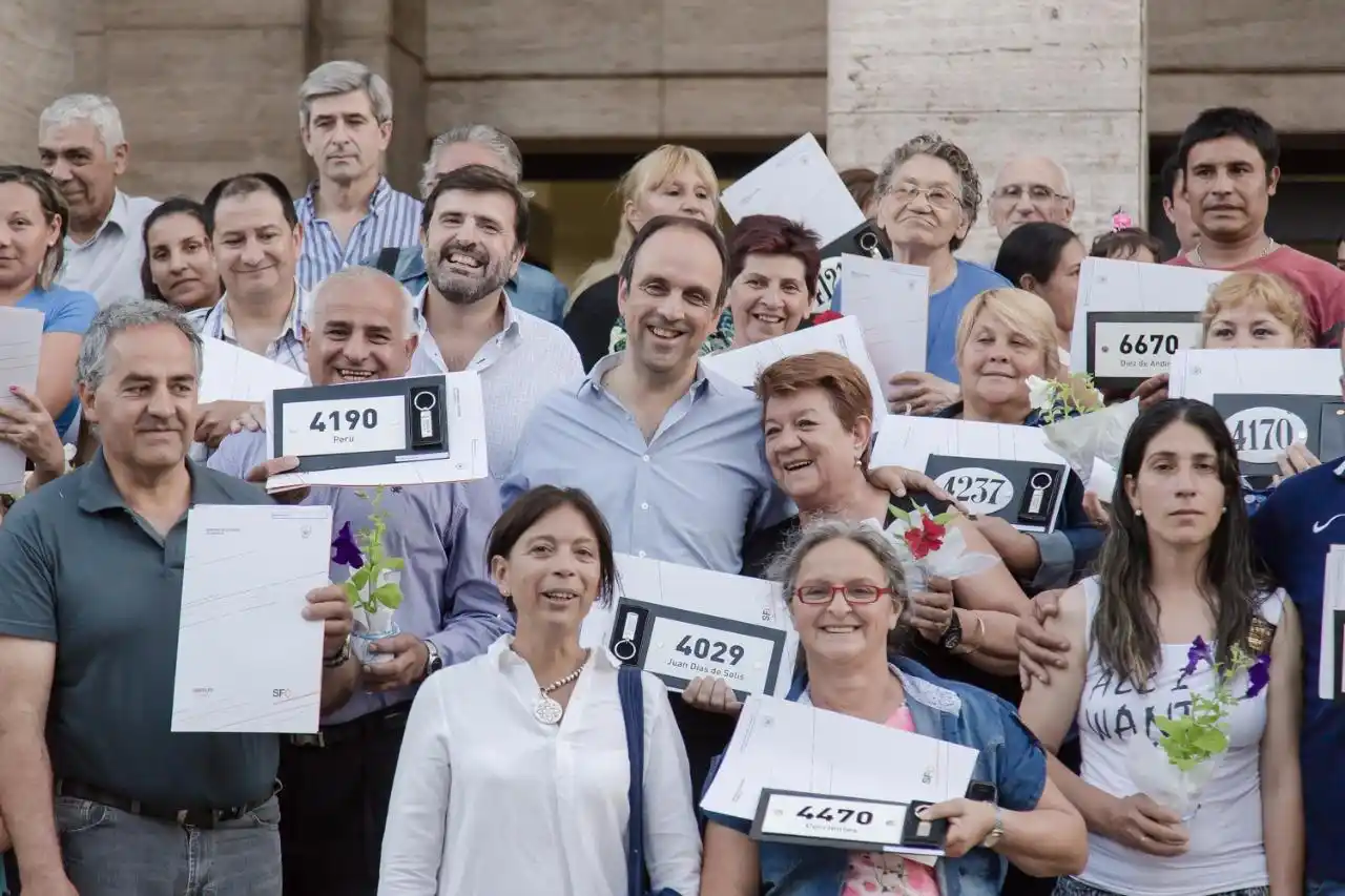 En diez años, el Municipio entregó 4405 escrituras a familias santafesinas