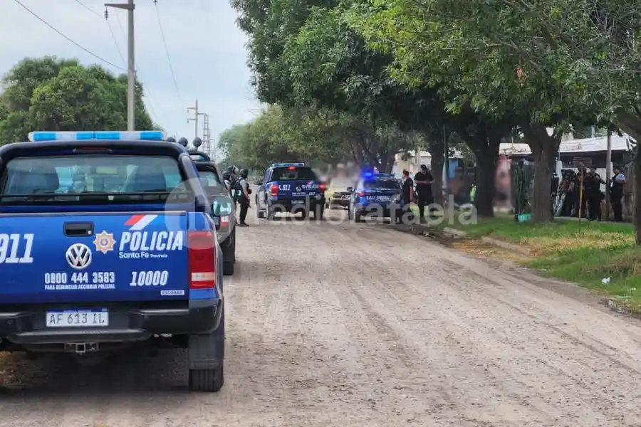 Una pelea, un arma tirada en un techo y agresiones a la policía: violento sábado en barrio 2 de Abril