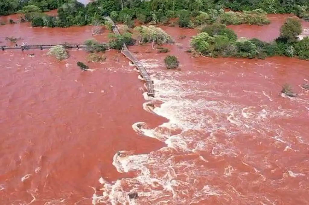 El caudal del agua fue tan grande que dañó pasarelas de la zona de las Cataratas del Iguazú. Foto: Gentileza.