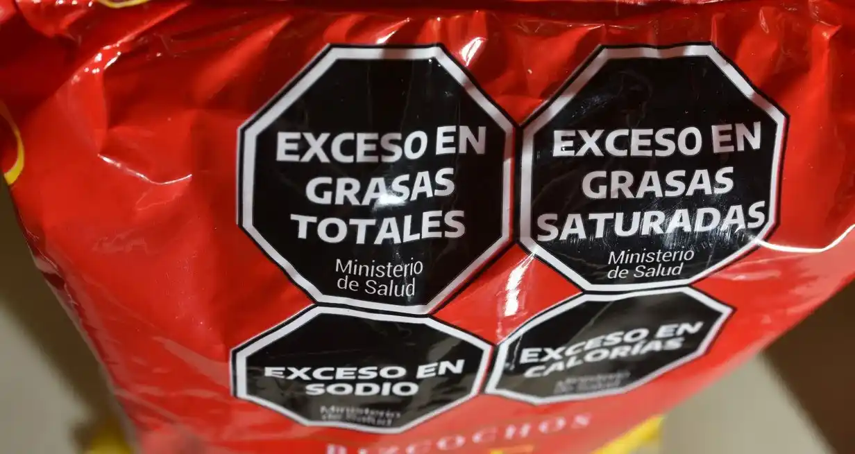 En Argentina está en vigencia la Ley de Etiquetado Frontal, una normativa en orden a la promoción de la alimentación saludable, basada en un equilibrio y variedad de nutrientes esenciales.