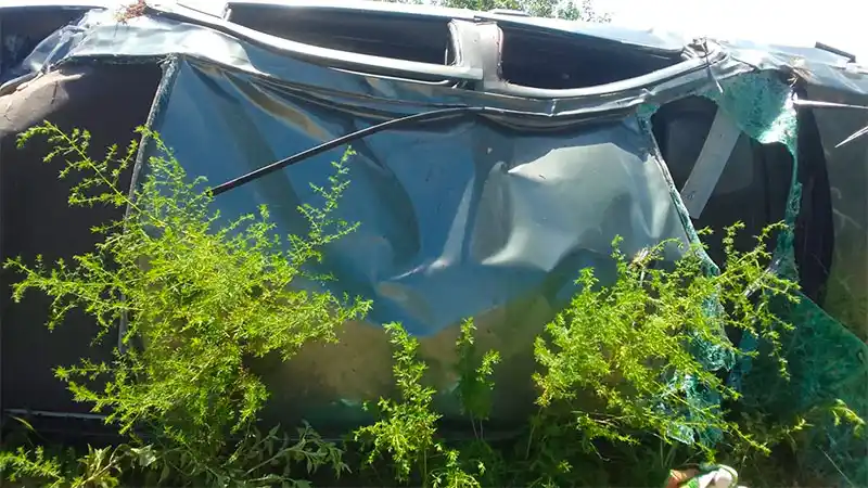 Un conductor quedó atrapado en su auto tras volcar en ruta provincial 39