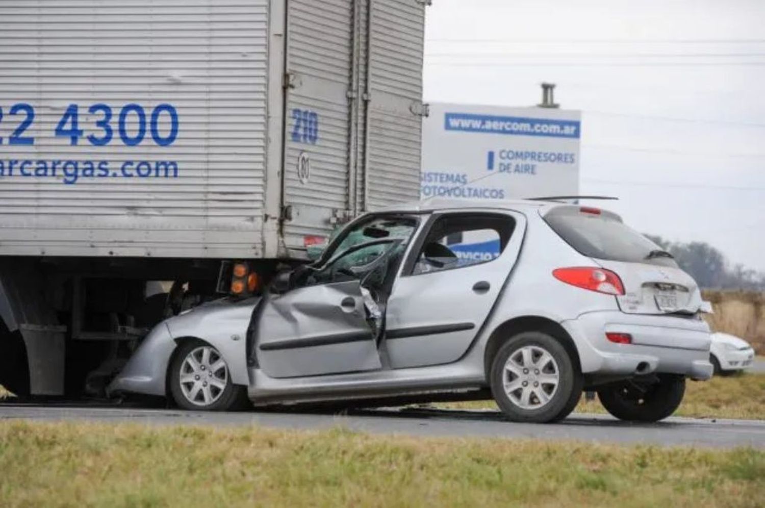 Un auto se incrustó debajo de un camión en la autopista