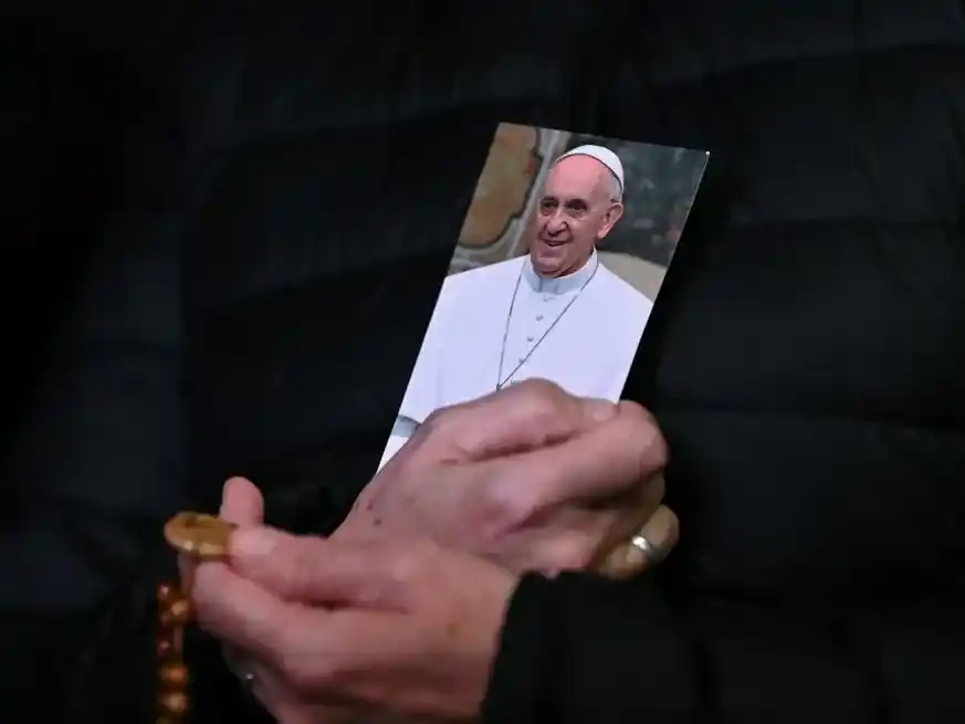 Continúan los rezos en pedido de una mejora de la salud de Francisco. Crédito: Dylan Martinez/Reuters