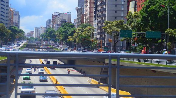 ¡IMPRUDENCIA AL VOLANTE! Madre e hija atropelladas por un vehículo frente a Plaza Venezuela (Video)