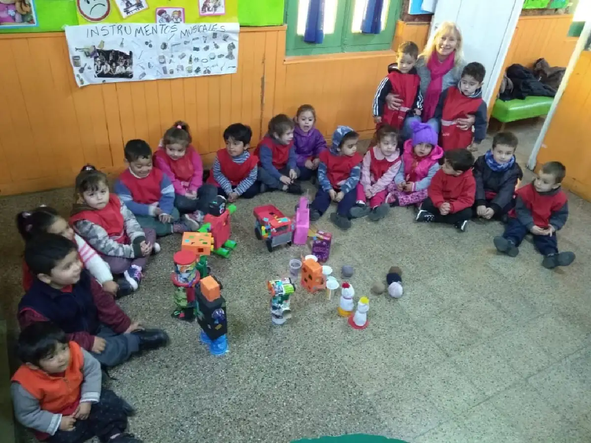 La abuela de Freyre que revive juegos de su infancia con los niños del Jardín           