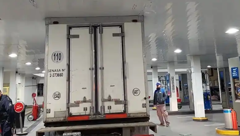 Bahía Blanca: Estaba borracho, quiso entrar a la estación de servicio con un camión y terminó trabado con el techo