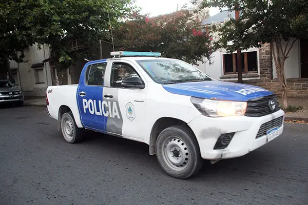 Ladrones en moto sustraen una mochila y teléfonos celulares