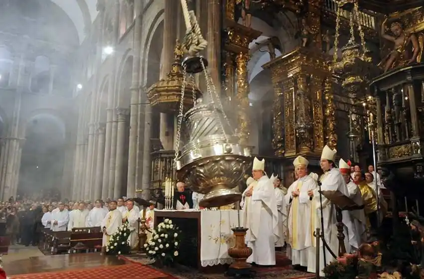 Detuvieron a dos monaguillos por meter marihuana en el botafumeiro