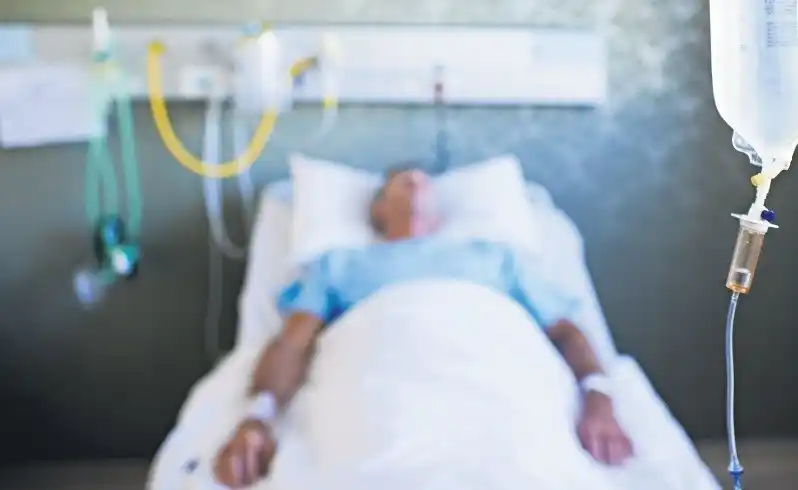 El hombre de 82 años permanece internado