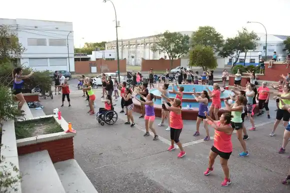 La comunidad disfrutó de “Ritmos Latinos” en el Villa Rosas