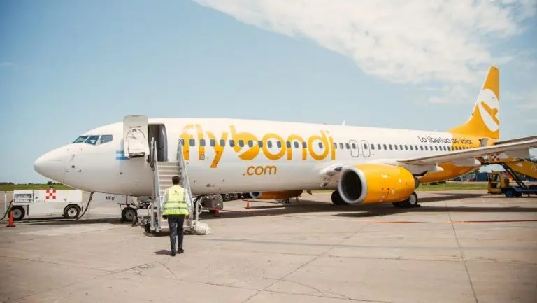 Flybondi cancela vuelos por las restricciones para acceder a dólares