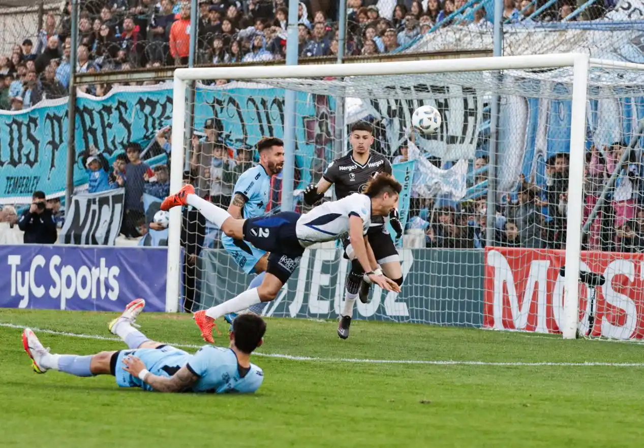 Alvarado perdió un partido increíble en el final