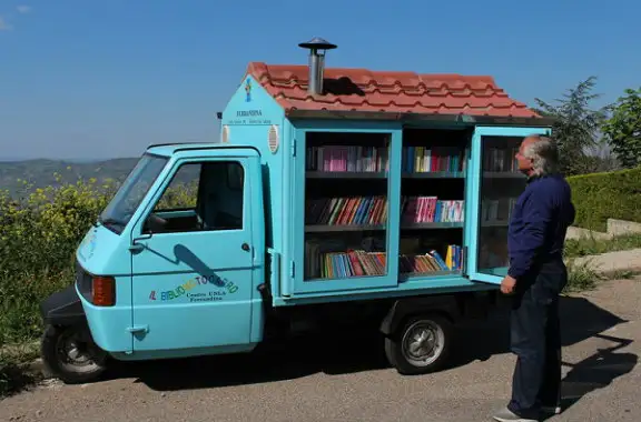 Maestro jubilado recorre pueblos con biblioteca móvil