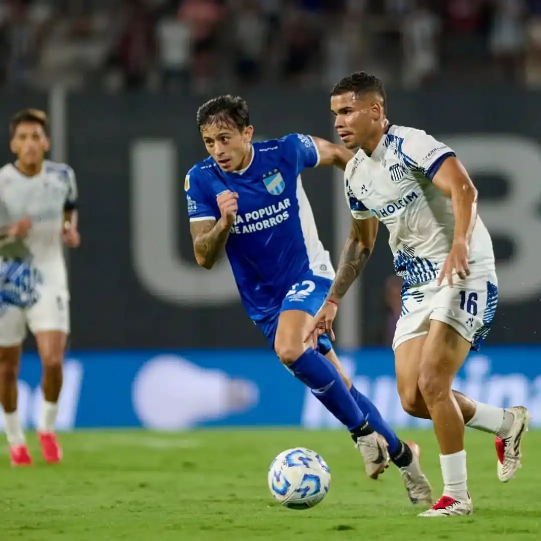 Ruiz persigue en la marca a Navarro.