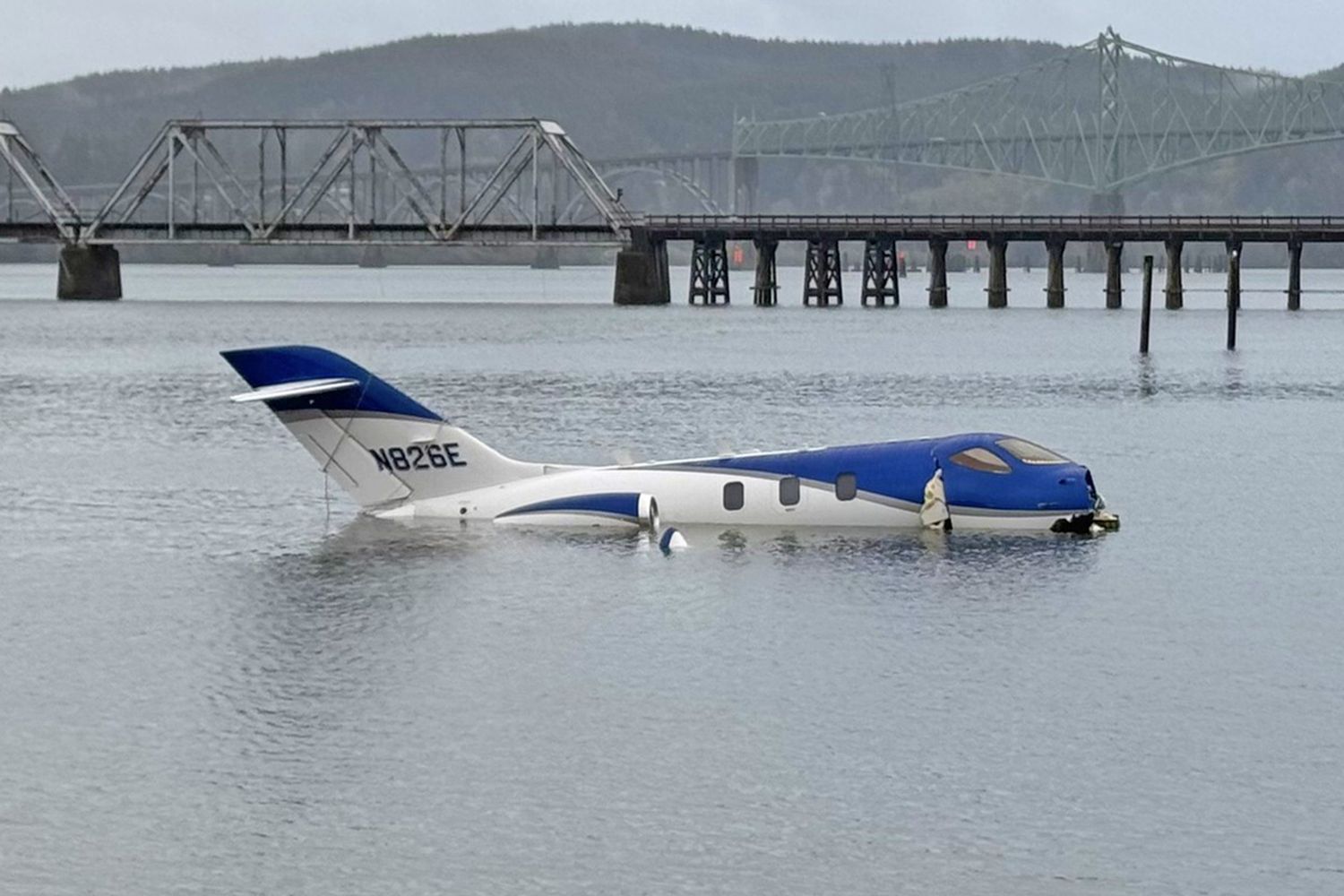 Un avión se sale de la pista y termina en el agua en un aeropuerto de EE. UU.