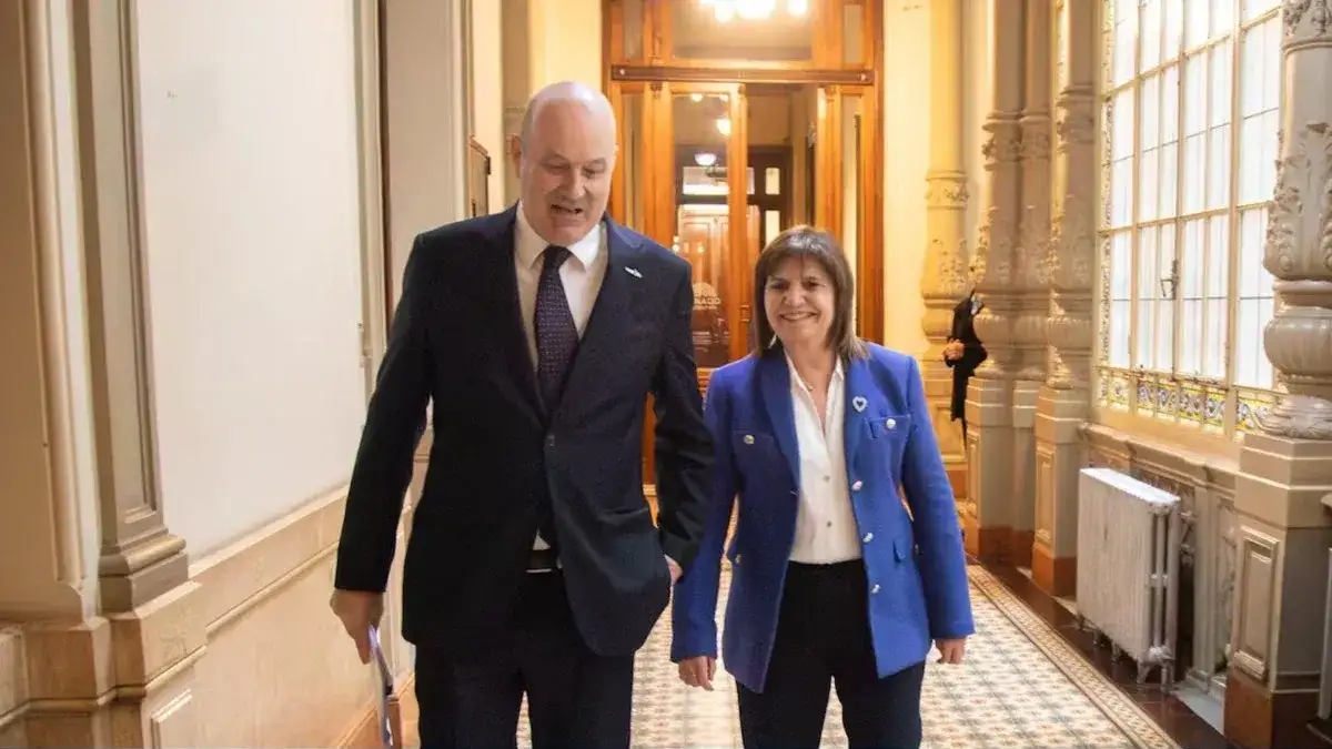 Patricia Bullrich, jefa de la bancada libertaria en Senado, y el ministro de Desregulación y Reforma del Estado, Federico Sturzenegger.