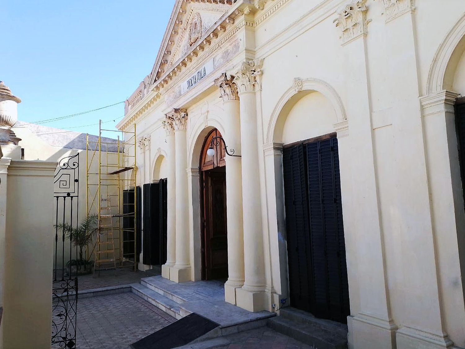 Avanzan las obras pintura del frente y de rediseño sanitario en la Sociedad Italia
